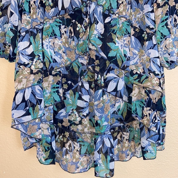 EXPRESS Size S Blue Floral Ruffled Tiered V-Neck Semi-Sheer Hi-Low Blouse - Picture 8 of 16